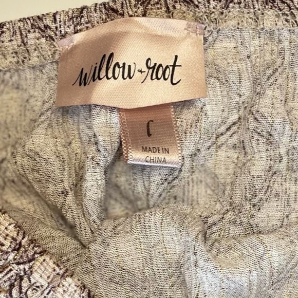 Cropped casual top with large flowing sleeve - Picture 2 of 4